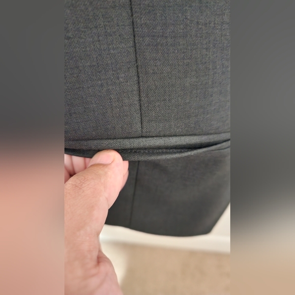 Men's Dark Gray Suit Ensemble - Picture 3 of 8